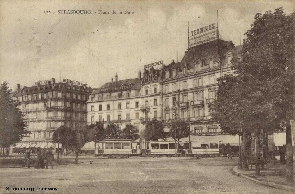 Une motrice et ses deux remorques, Place de la Gare.